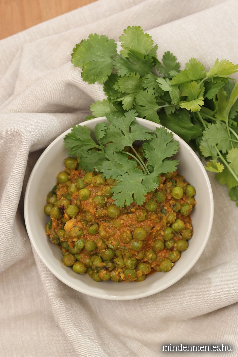 Borsó curry fűszeres-kesus paradicsom (masala) szószban