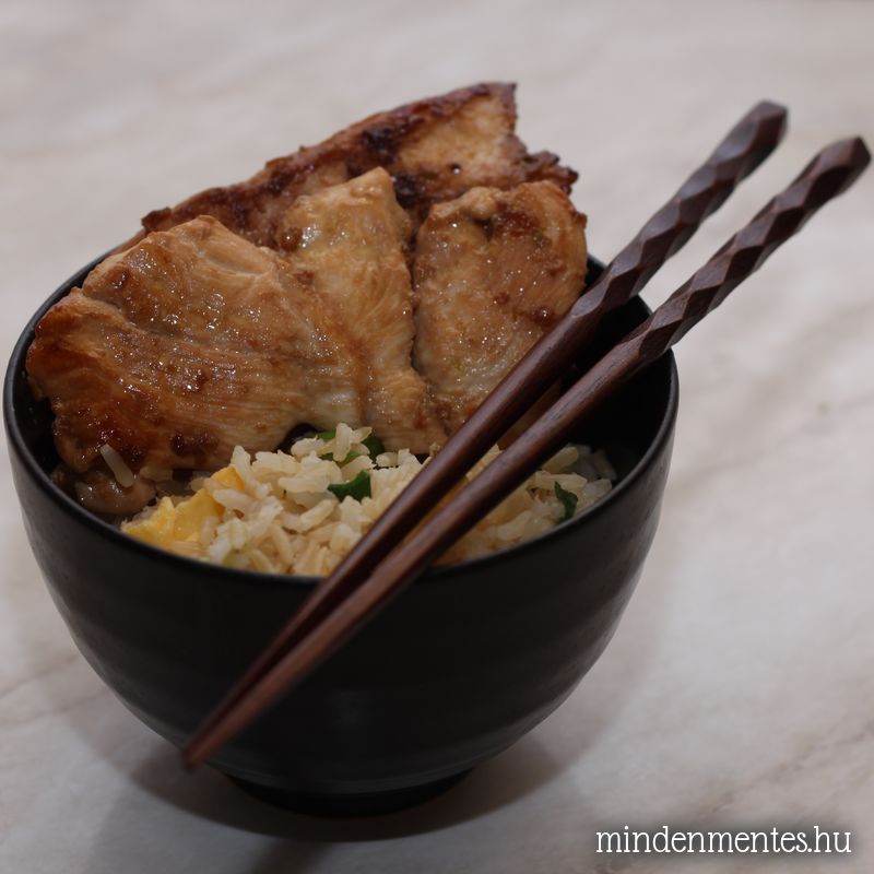 Csirke japánul, tojásos barna rizzsel