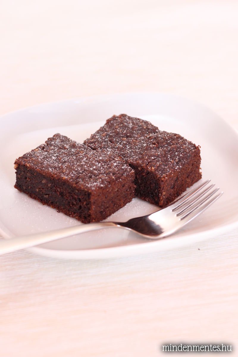 Mindenmentes brownie: cukor-, glutén-, tejtermék- és tojásmentes, vegán, lowcarb finomság