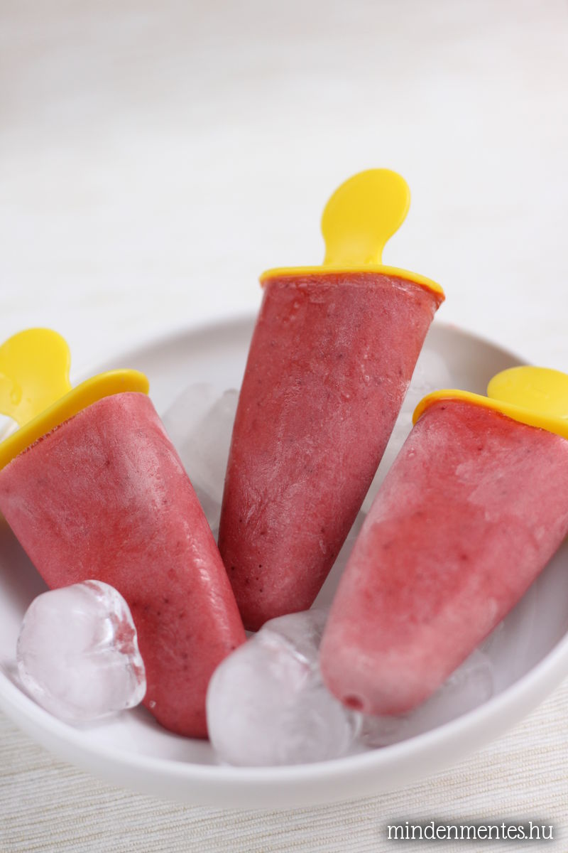 Kókuszjoghurt-jégkrém balzsamos sült eperrel