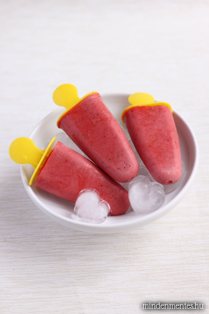 Kókuszjoghurt-jégkrém balzsamos sült eperrel