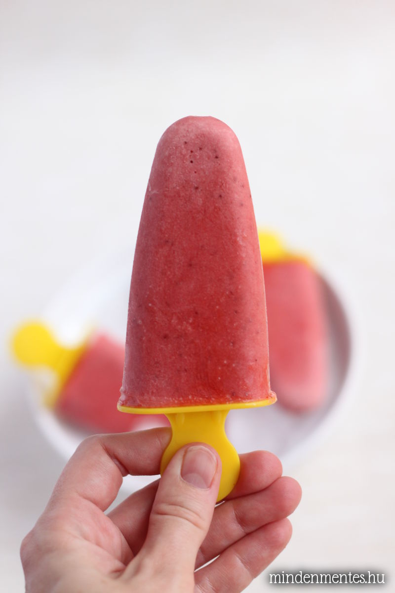 Kókuszjoghurt-jégkrém balzsamos sült eperrel