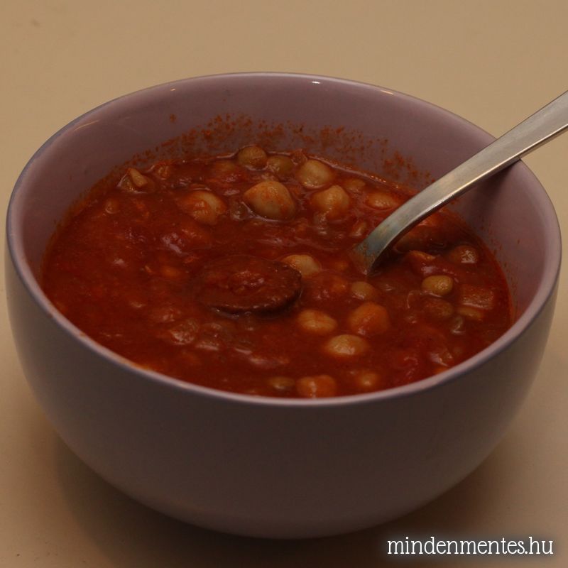 Kolbászos-fűszeres leves csicseriborsóval és lencsével