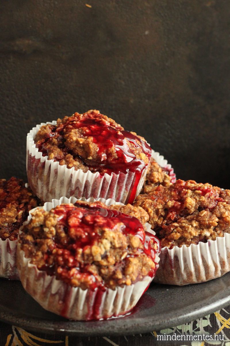 Reggeli zabmuffinok fűszeres borban sült szilvával