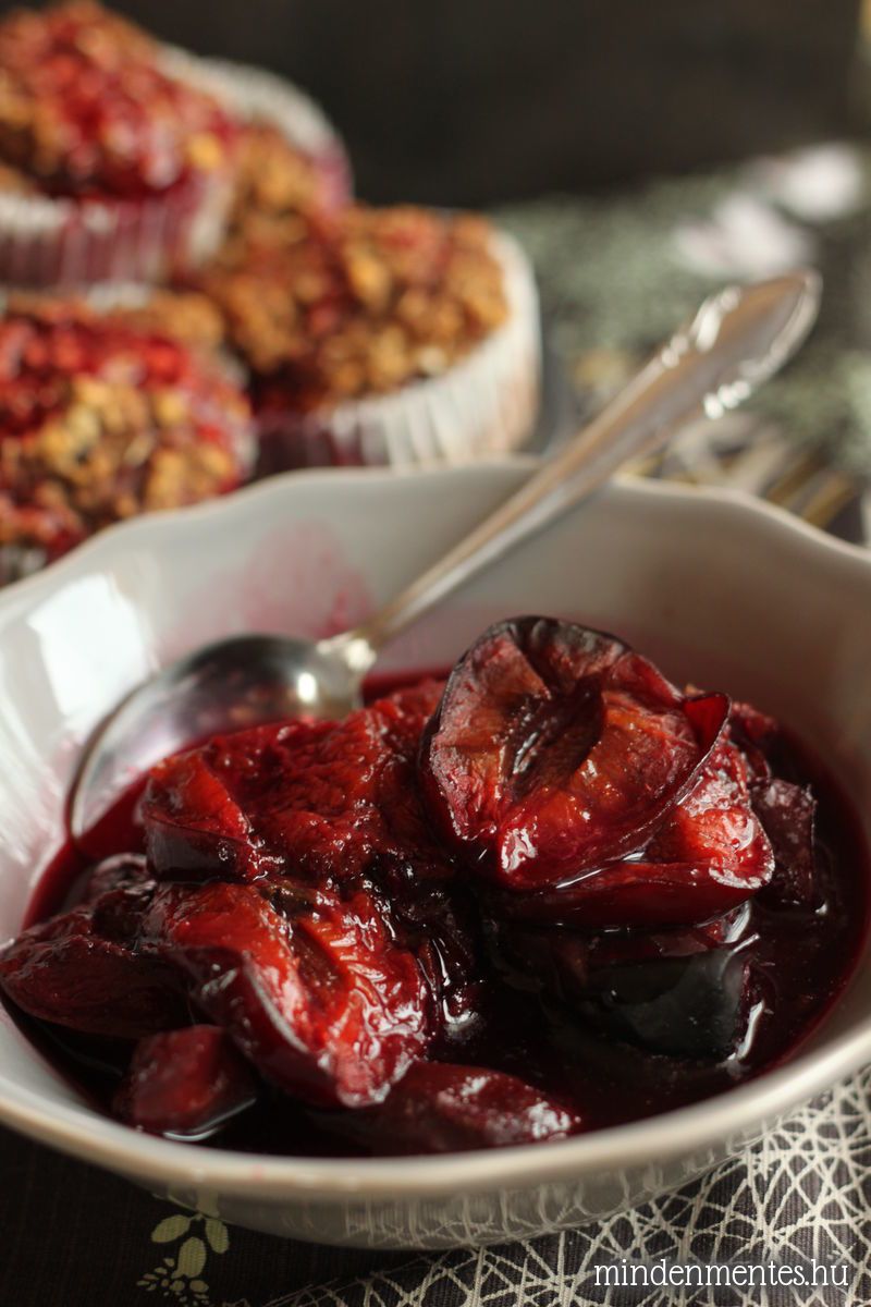 Reggeli zabmuffinok fűszeres borban sült szilvával