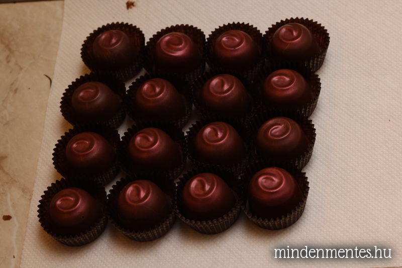 Tojásmentes csokoládéhabbal töltött bonbonok