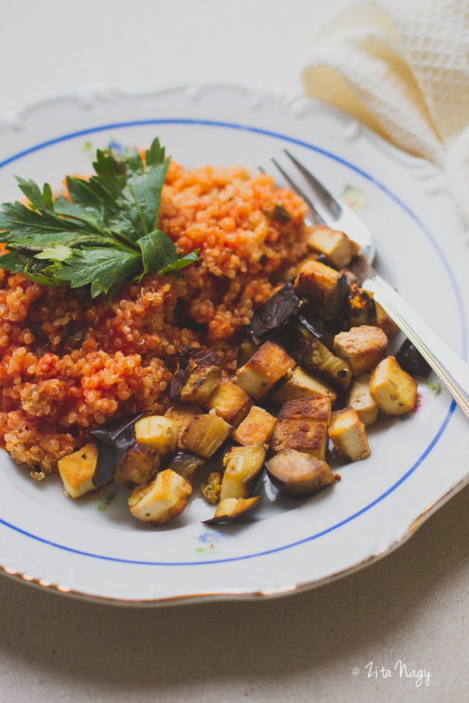 Paradicsomos quinoa pirított padlizsánnal és tofuval (gluténmentes, vegán, IR-barát) |mindenmentes.hu